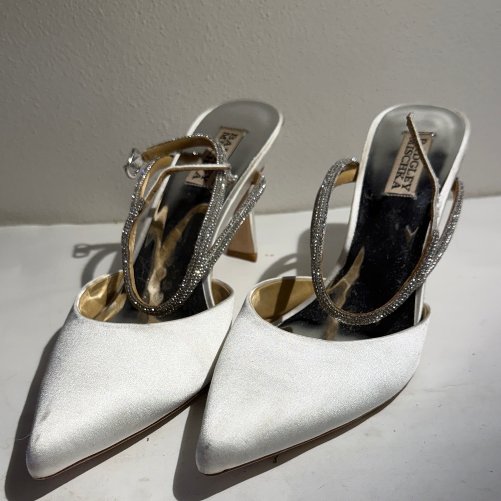 Used Badgley Mischka Silver and White Satin Heels 3.5” women’s sz 8 1/2